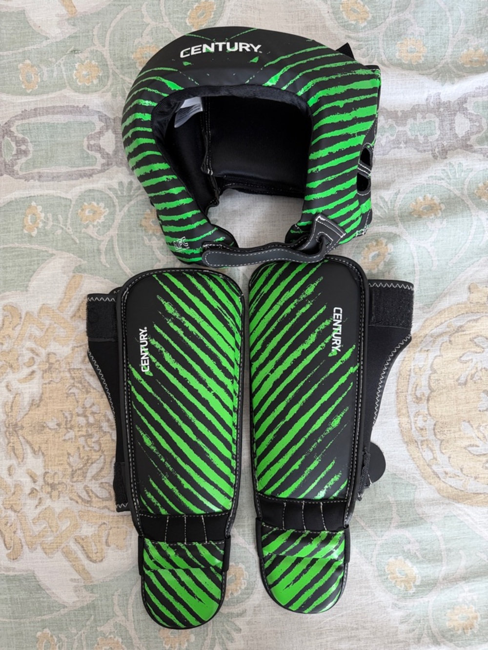 Century Brave Green & Black Headgear and Shin Guards Set youth l/xl